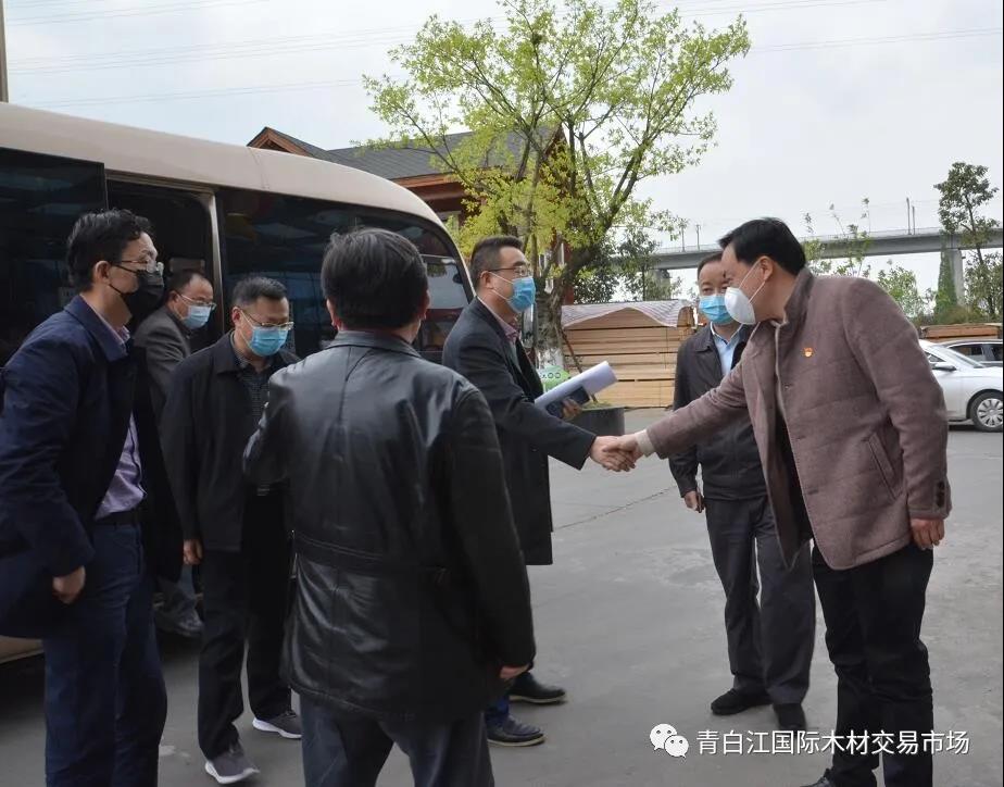 【中心動態(tài)】四川省供銷社黨組成員、副主任向益?zhèn)ヒ恍猩W臨我中心參觀調(diào)研