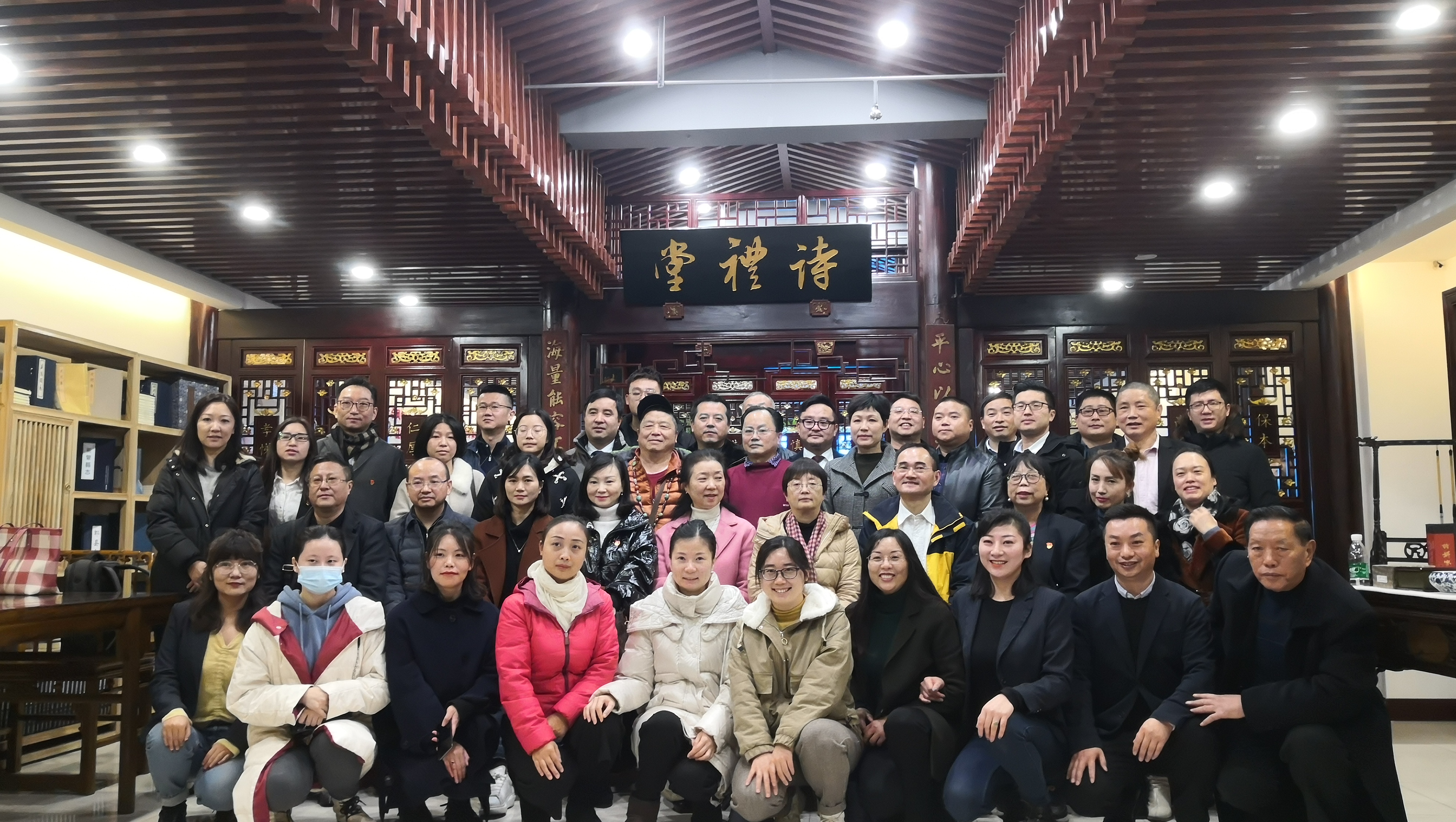 【中心動(dòng)態(tài)】《黨旗飄揚(yáng)戰(zhàn)“疫”情——成都物流行業(yè)疫情防疫防控狙擊戰(zhàn)紀(jì)實(shí)》畫冊(cè)首發(fā)暨捐贈(zèng)儀式