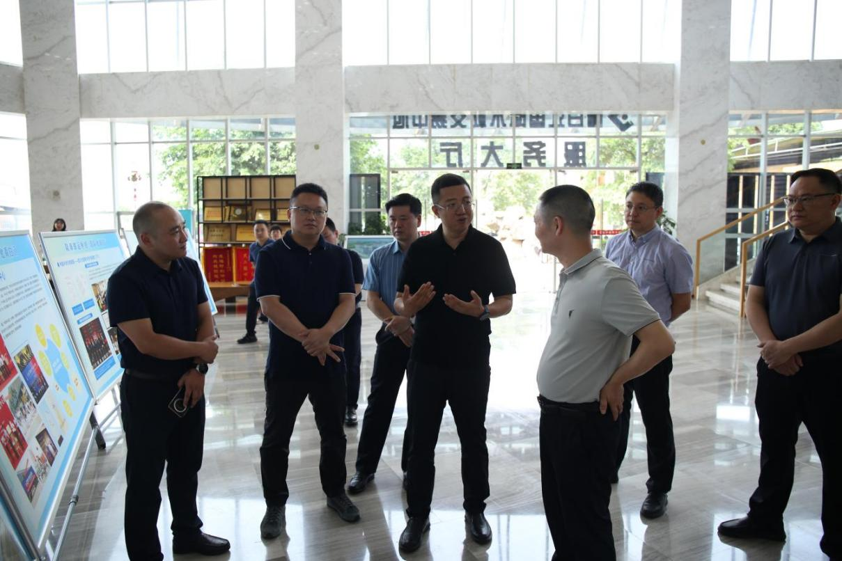 【園區(qū)動態(tài)】青白江區(qū)區(qū)長王海波一行蒞臨青白江國際木材交易中心考察調(diào)研