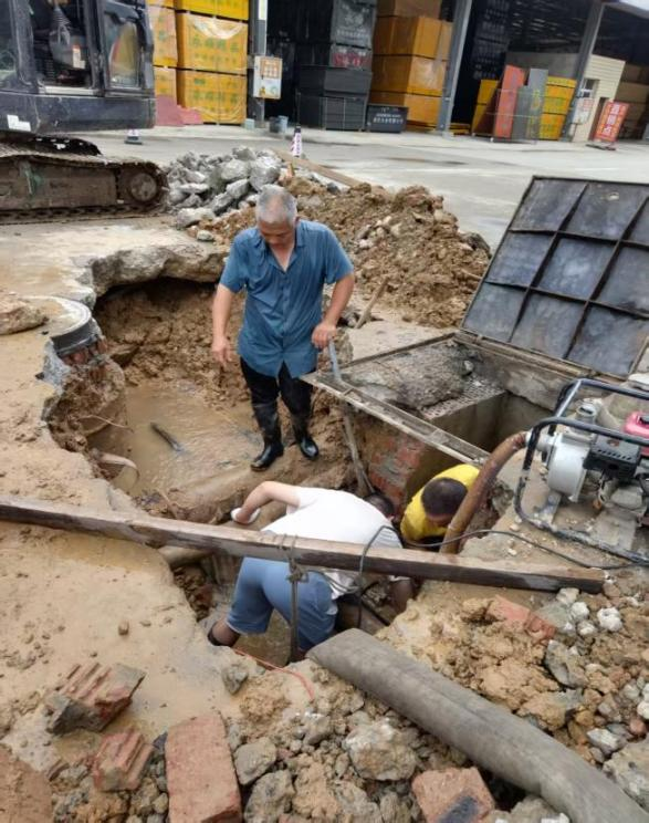 【平安園區(qū)】烈日和暴雨下的堅(jiān)守  供水管網(wǎng)緊急搶修 ——市場(chǎng)供水管網(wǎng)破裂搶修紀(jì)實(shí)