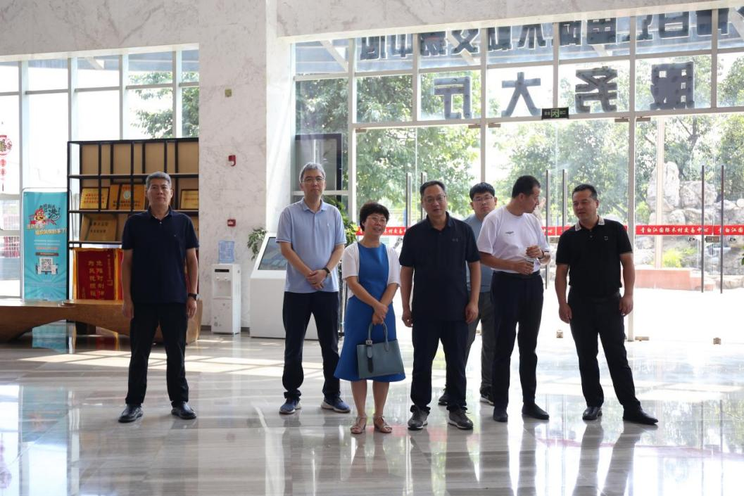【園區(qū)動(dòng)態(tài)】中國(guó)木材與木制品流通協(xié)會(huì)與山東省日照市嵐山經(jīng)開(kāi)區(qū)企業(yè)考察團(tuán)到青白江國(guó)際木材交易中心考察交流